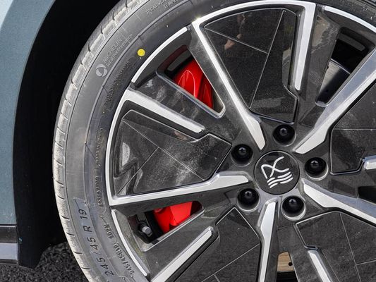 Mô hình xe 601km phạm vi 83.2kWh Capacity pin AWD sạc nhanh Sunroof cấu trúc điện áp cao thoải mái cho gia đình