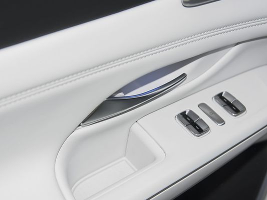 2025 Xpeng G9 SUV điện hoàn toàn 93.1kWh Capacity pin 423kW Max Motor Power 680km Long Range và sạc nhanh với Sunroof