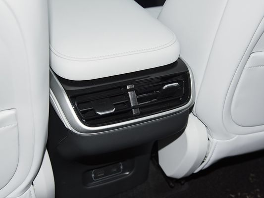 2025 Xpeng G9 SUV điện hoàn toàn 93.1kWh Capacity pin 423kW Max Motor Power 680km Long Range và sạc nhanh với Sunroof