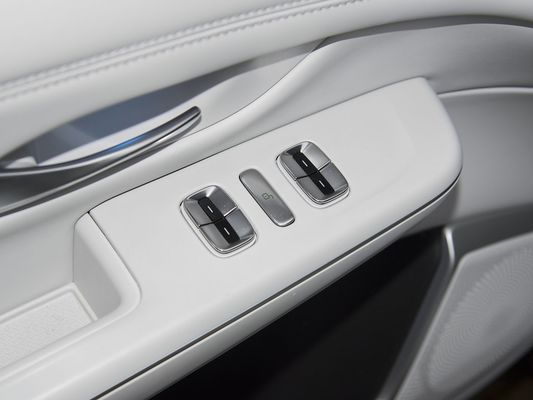 2025 Xpeng G9 SUV điện hoàn toàn 93.1kWh Capacity pin 423kW Max Motor Power 680km Long Range và sạc nhanh với Sunroof
