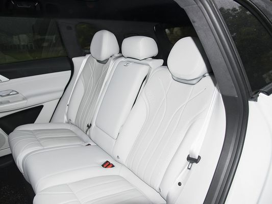 2025 Xpeng G9 SUV điện hoàn toàn 93.1kWh Capacity pin 423kW Max Motor Power 680km Long Range và sạc nhanh với Sunroof